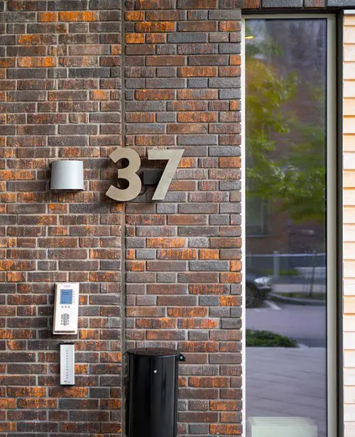 Utsidan av en lägenhetsport 37