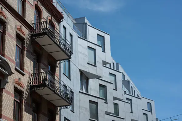 Utsidan av en lägenhet snett under ifrån 